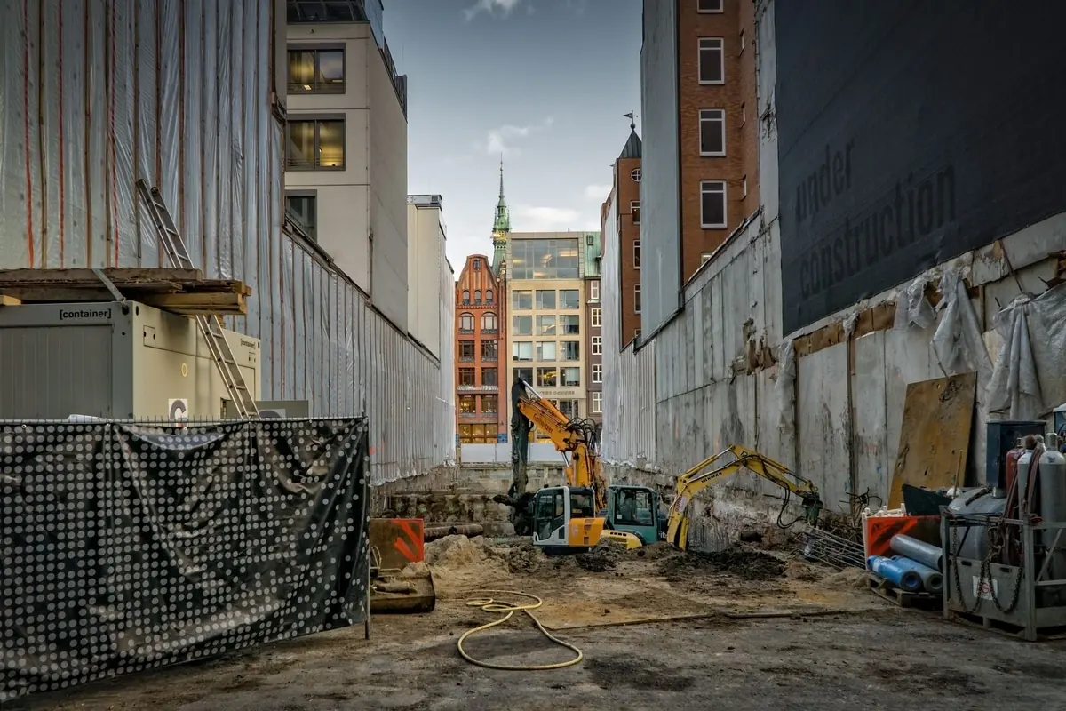 Chantier de construction en milieu urbain, entre deux immeubles