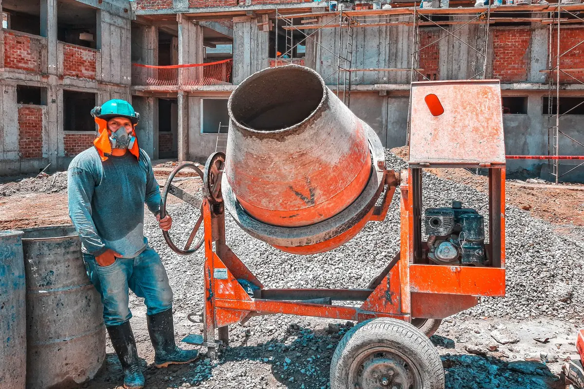 Ouvrier sur un chantier de gros œuvre