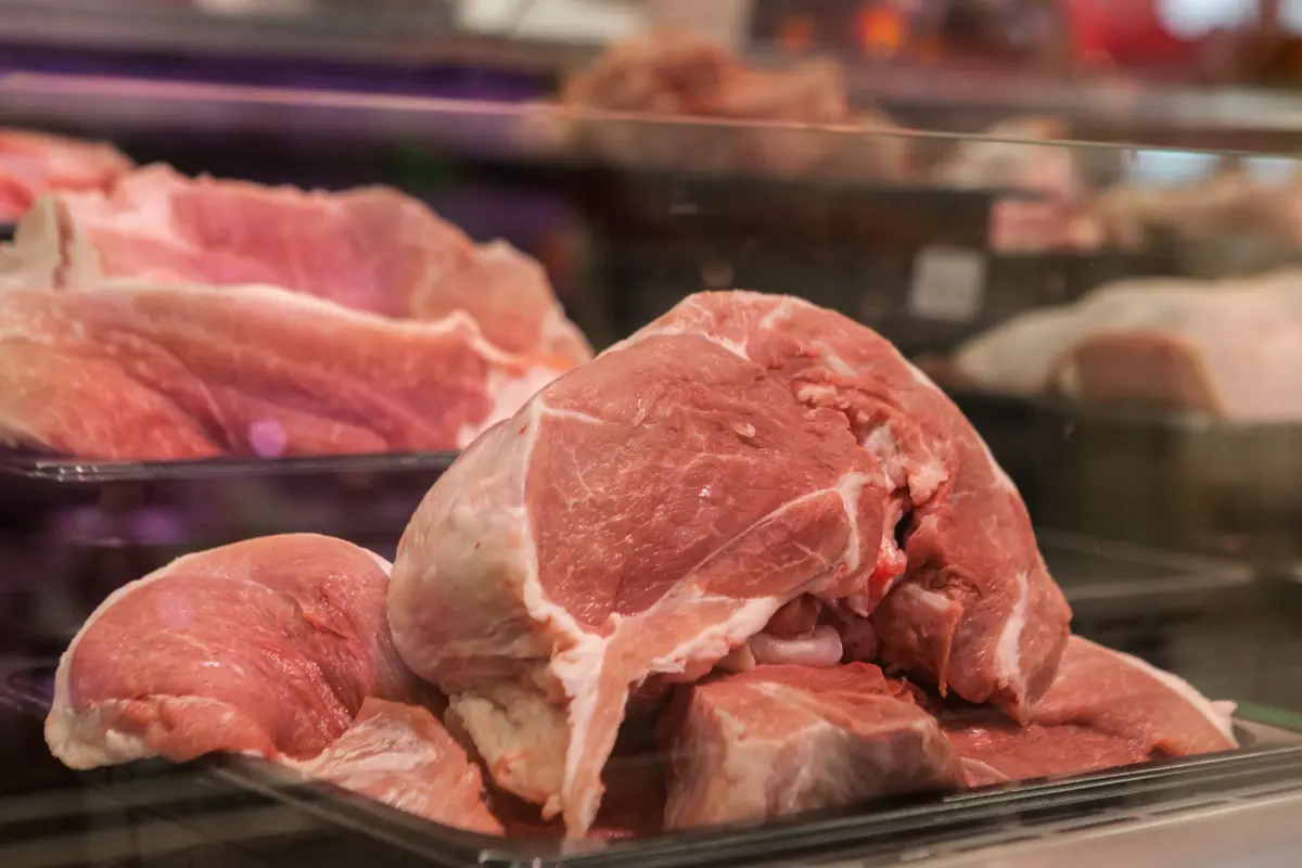 Vitrine réfrigérée d'une boucherie-charcuterie
