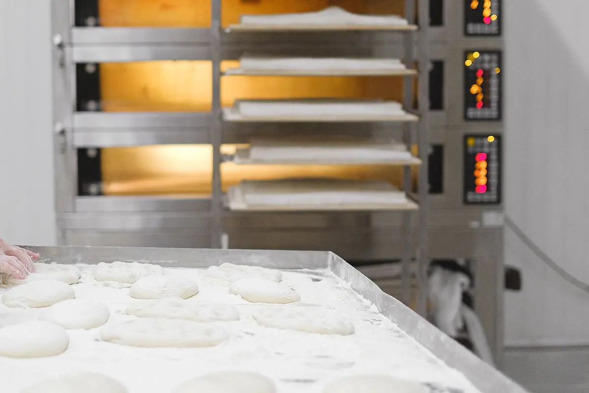 Fournil de boulangerie : fours à soles et chariots à plaques