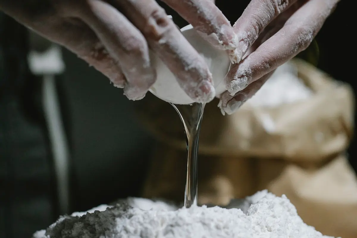 Farine versée dans un laboratoire de pâtisserie