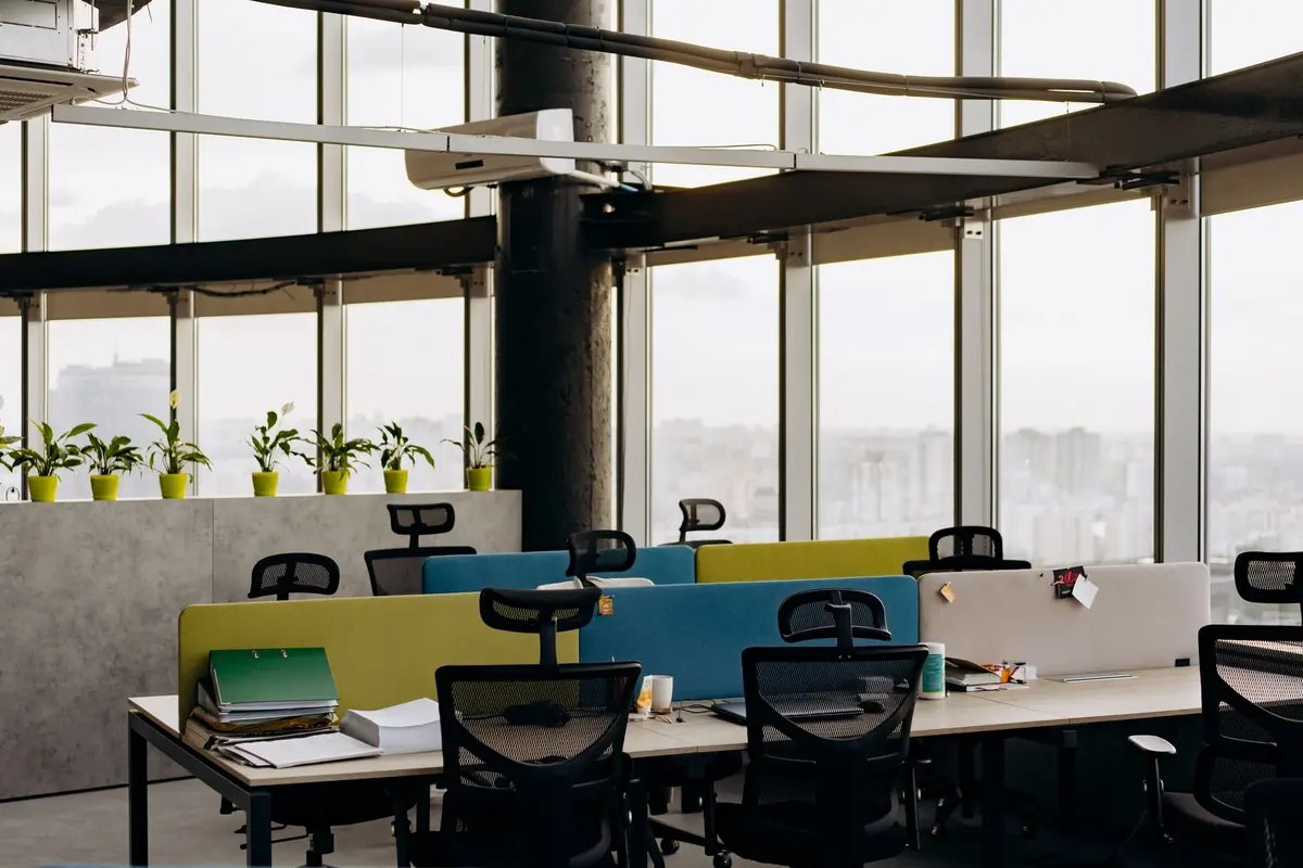 Open space de bureaux avec postes de travail