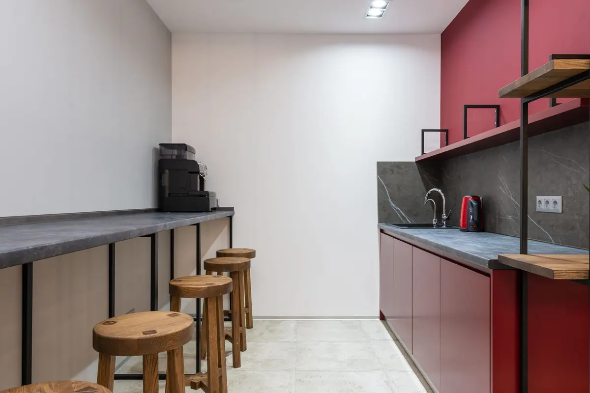 Kitchenette et coin repas d'une entreprise