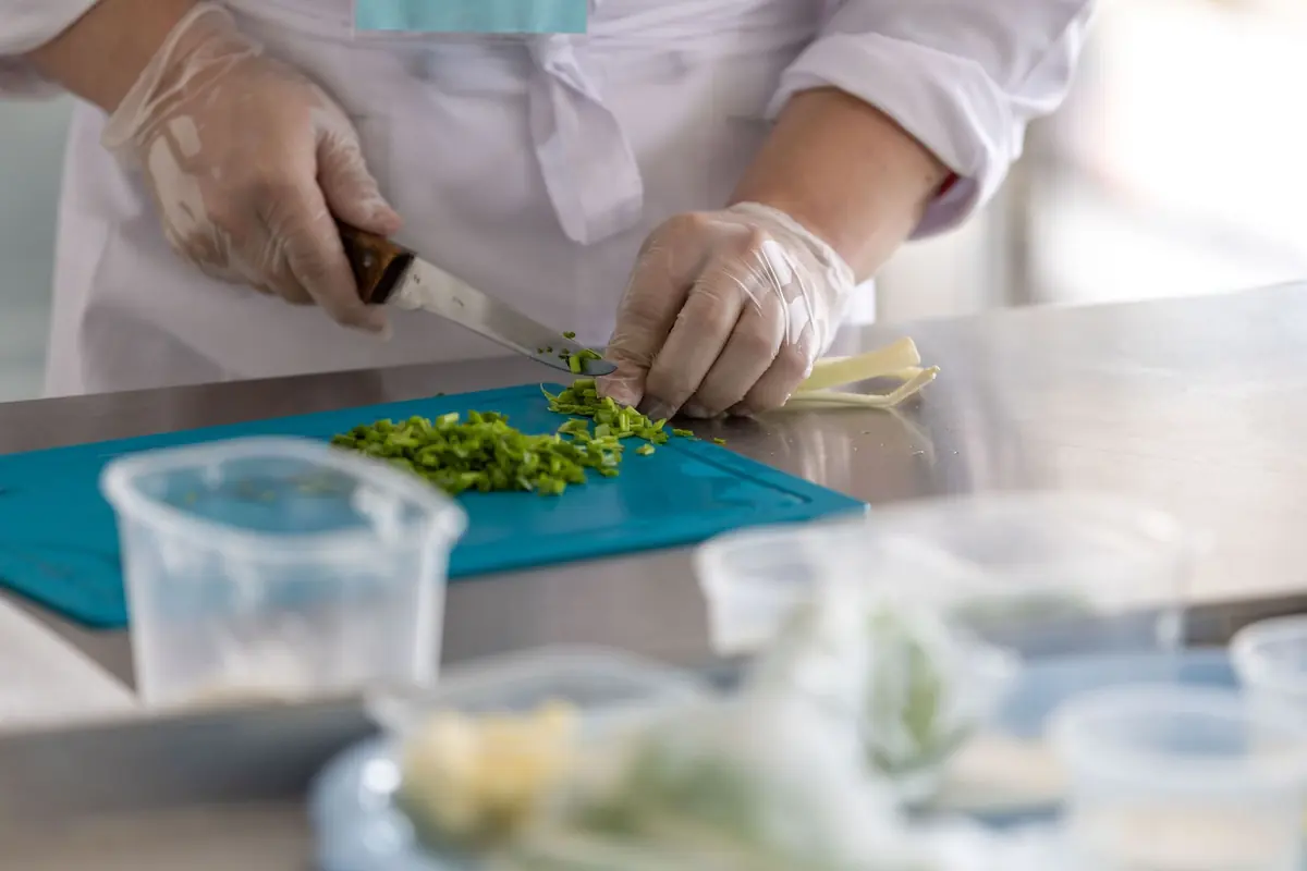 Gestes d'hygiène en cuisine professionnelle : découpe sur planche dédiée