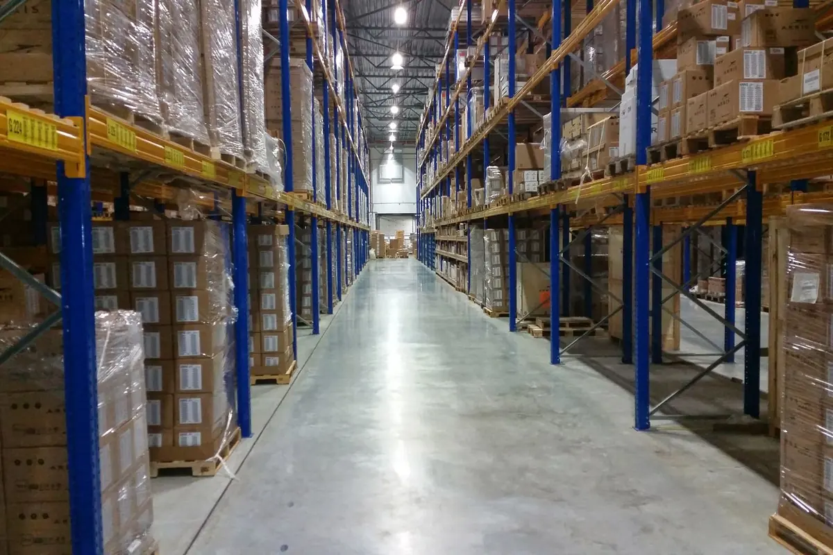 Réserve et racks de stockage d'un magasin
