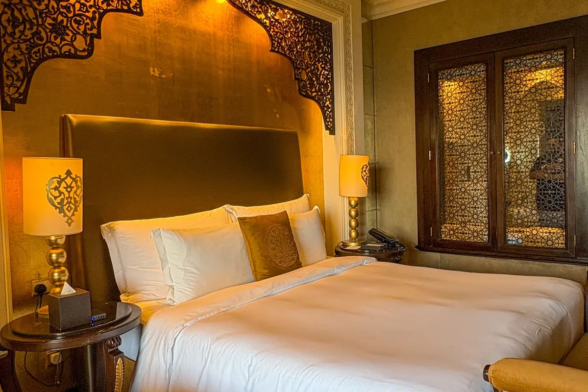 Chambre d'hôtel avec lit double, tête de lit et tables de chevet