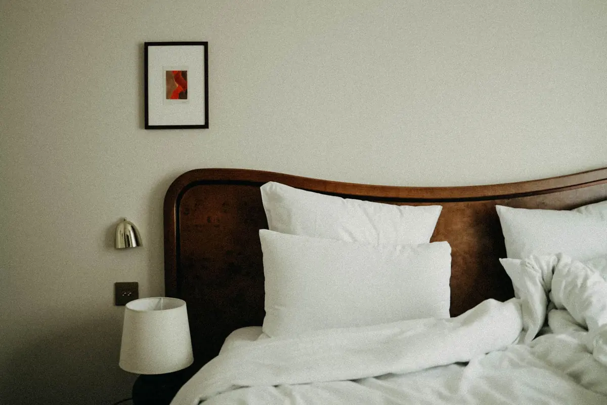 Literie blanche d'une chambre d'hôtel, coutures de matelas apparentes