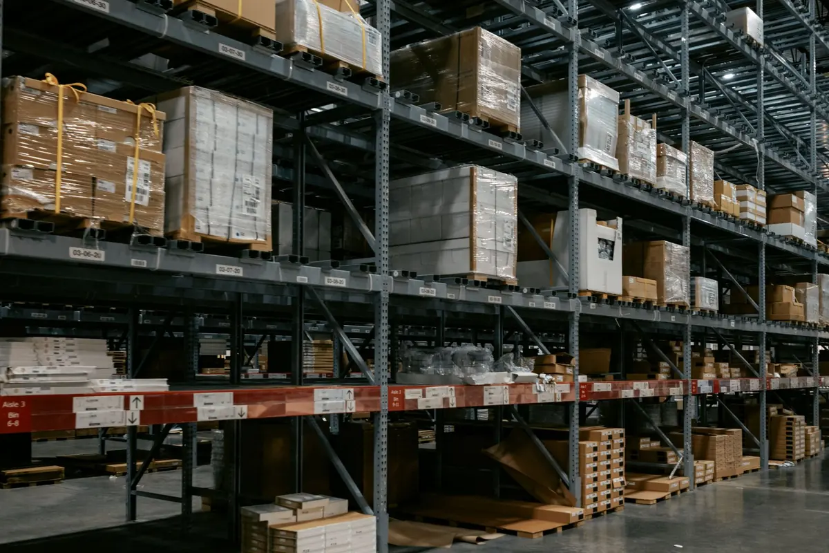 Réserve d'un local commercial : rayonnages et cartons de stock
