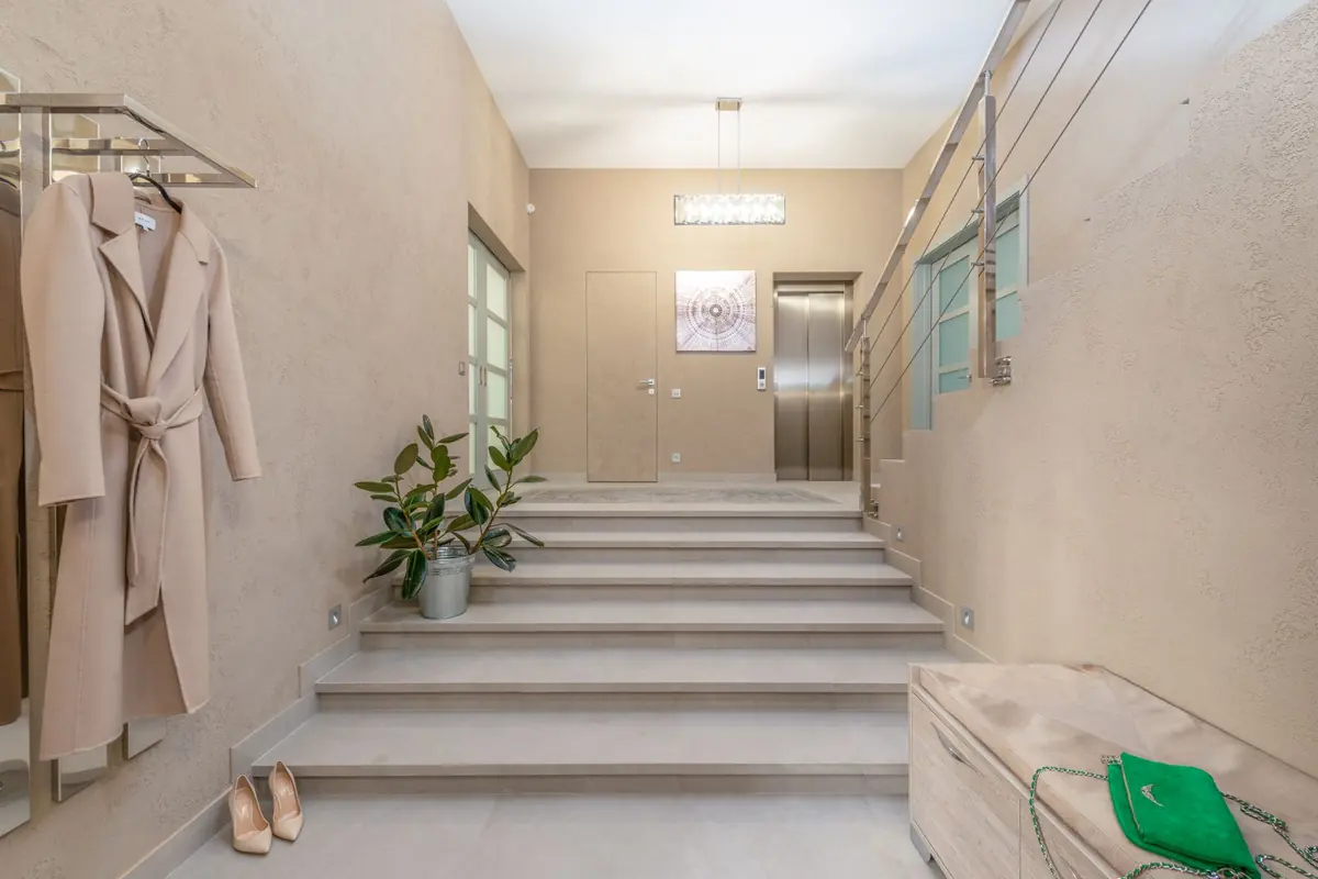 Hall et cage d'escalier d'une copropriété, partie commune traitée contre les nuisibles