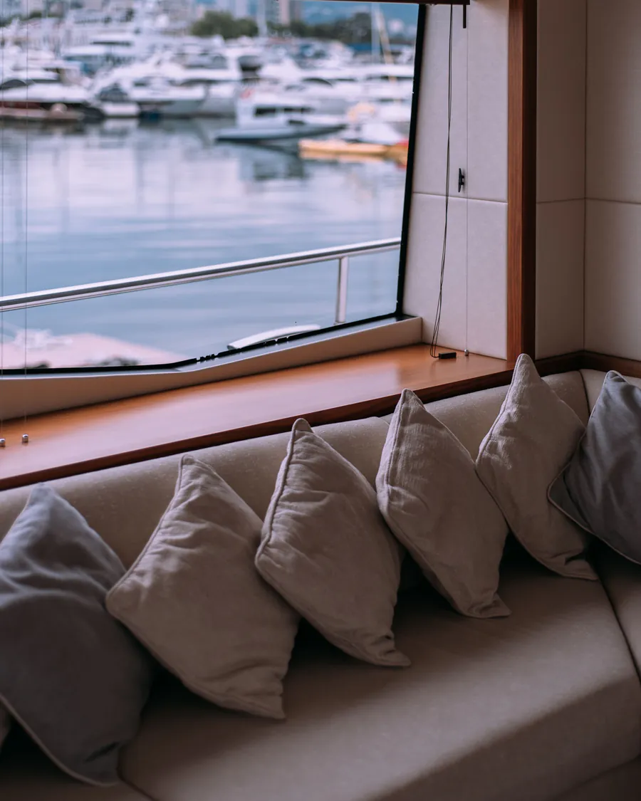Banquette et coussins d'un carré, face au port
