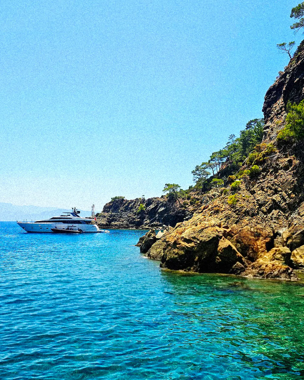 Yacht au mouillage dans une calanque de Méditerranée
