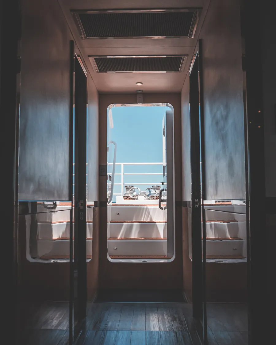 Coursive intérieure d'un yacht ouvrant sur le pont