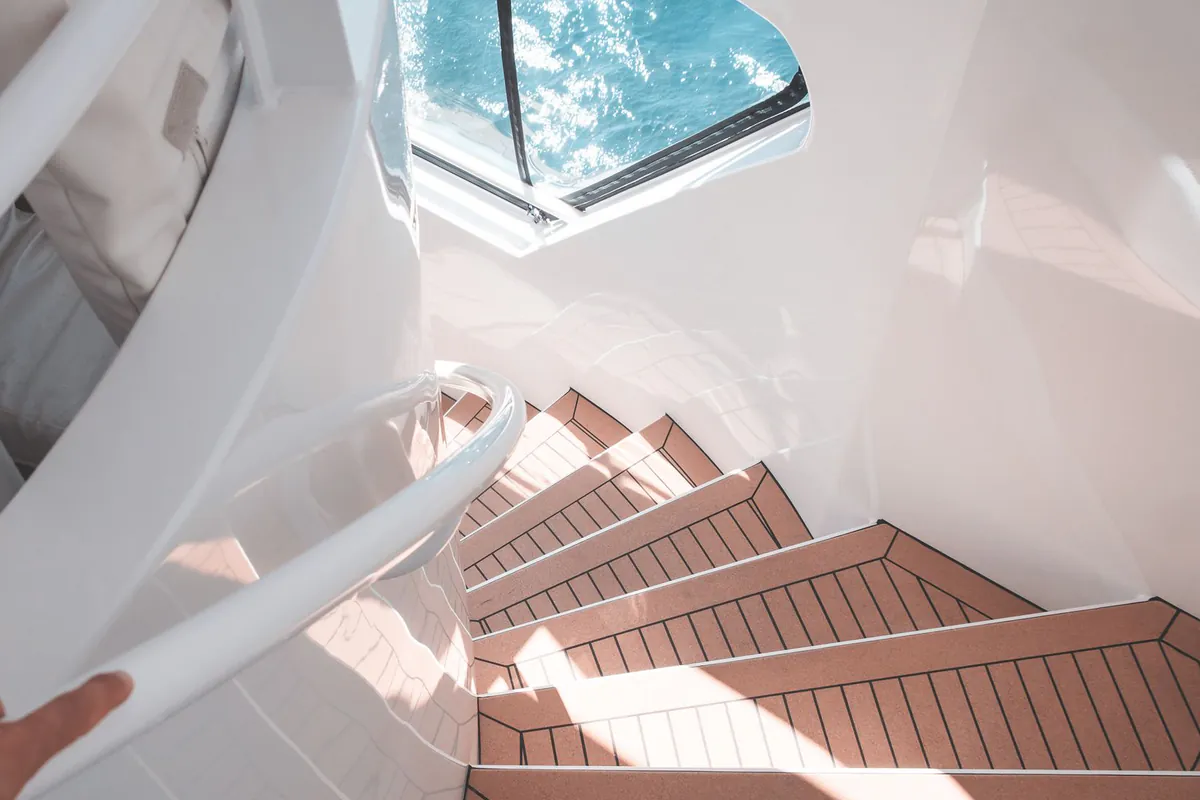 Escalier intérieur en teck d'un yacht