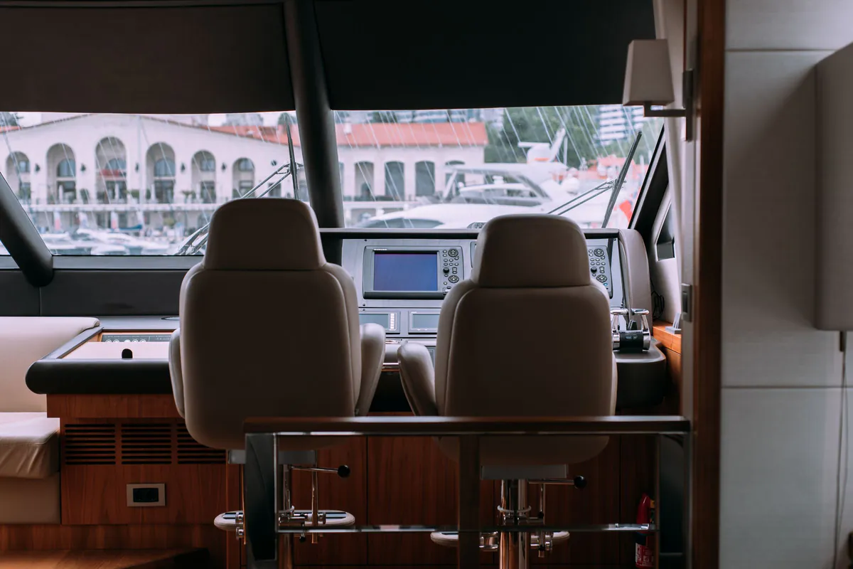 Poste de pilotage d'un yacht face au port de Monaco