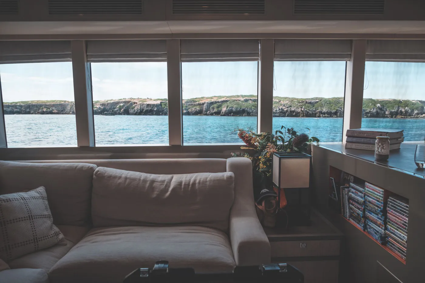 Carré d'un yacht avec banquette et baies panoramiques